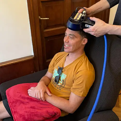 Paciente recibiendo tratamiento de Estimulación Magnética Transcraneal Repetitiva (EMTr) durante una sesión clínica supervisada